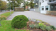 3 gästplatser, 4 boendeplatser ute, 6 boendeplatser carport och 6 boendeplatser garage